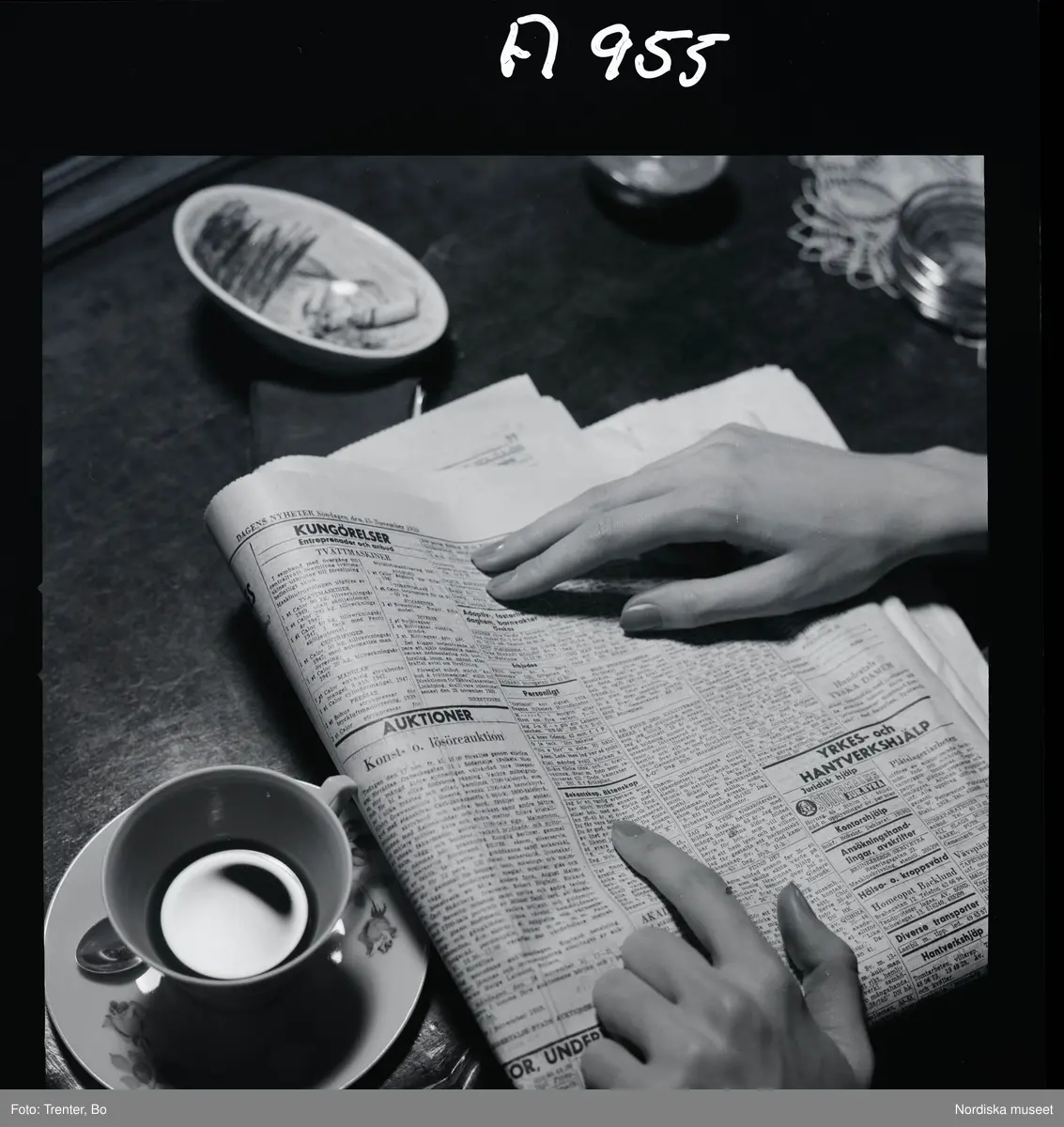  
En kvinna har slagit upp sidan för äktenskapsannonser i en dagstidning. 

(Illustrationsbild för artikel om äktenskapsannionser i tidningen Trivsel  1958)