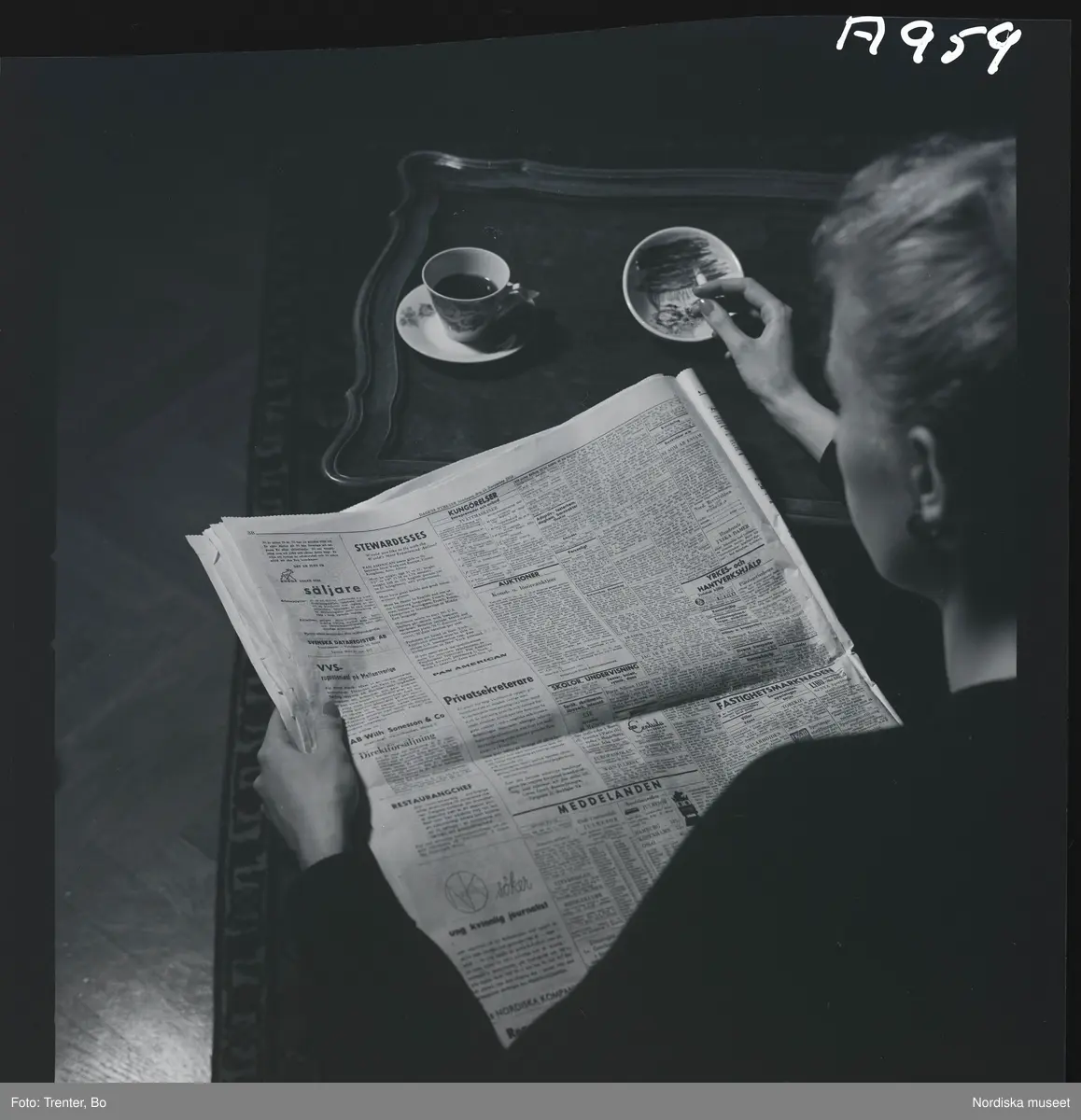  
En kvinna har slagit upp sidan för äktenskapsannonser i en dagstidning. 

(Illustrationsbild för artikel om äktenskapsannionser i tidningen Trivsel  1958)