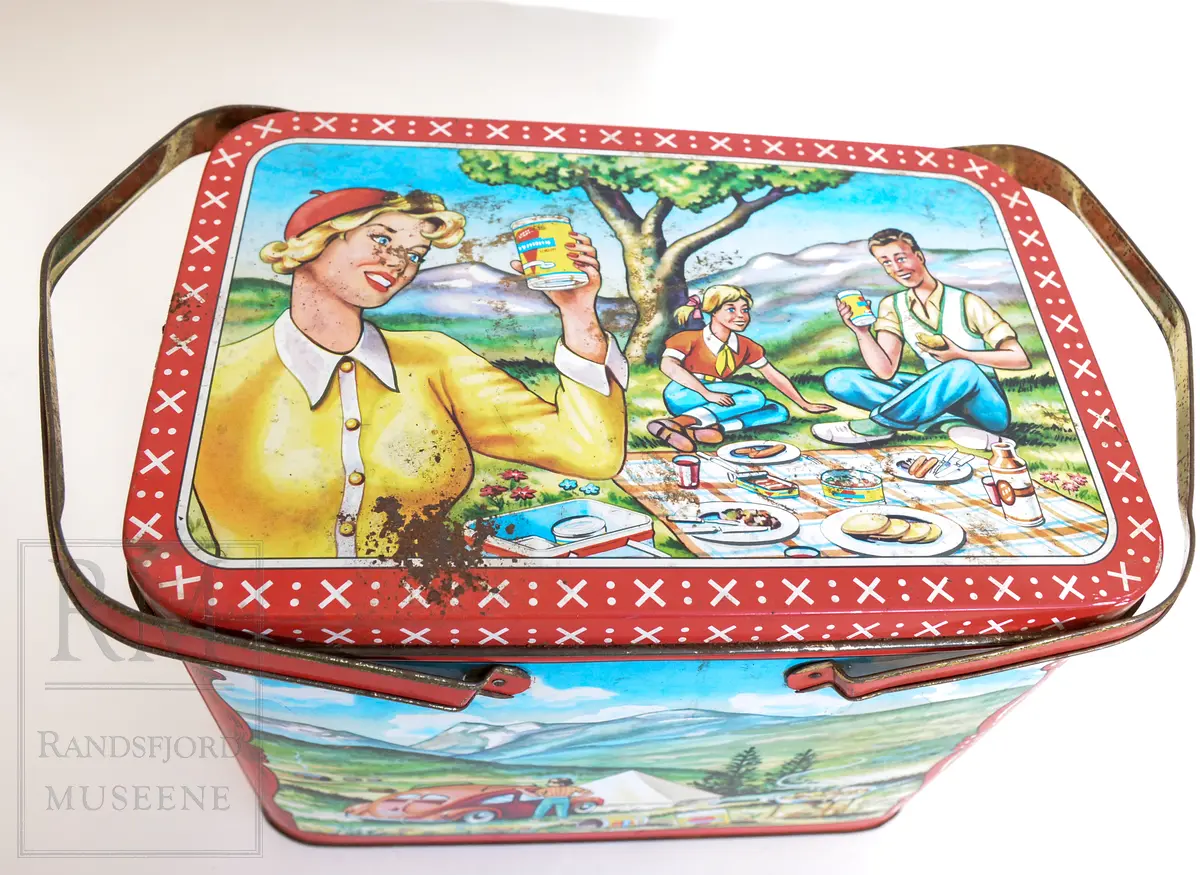 Piknik-motiv og bilde av stabbur med mye boksemat. 