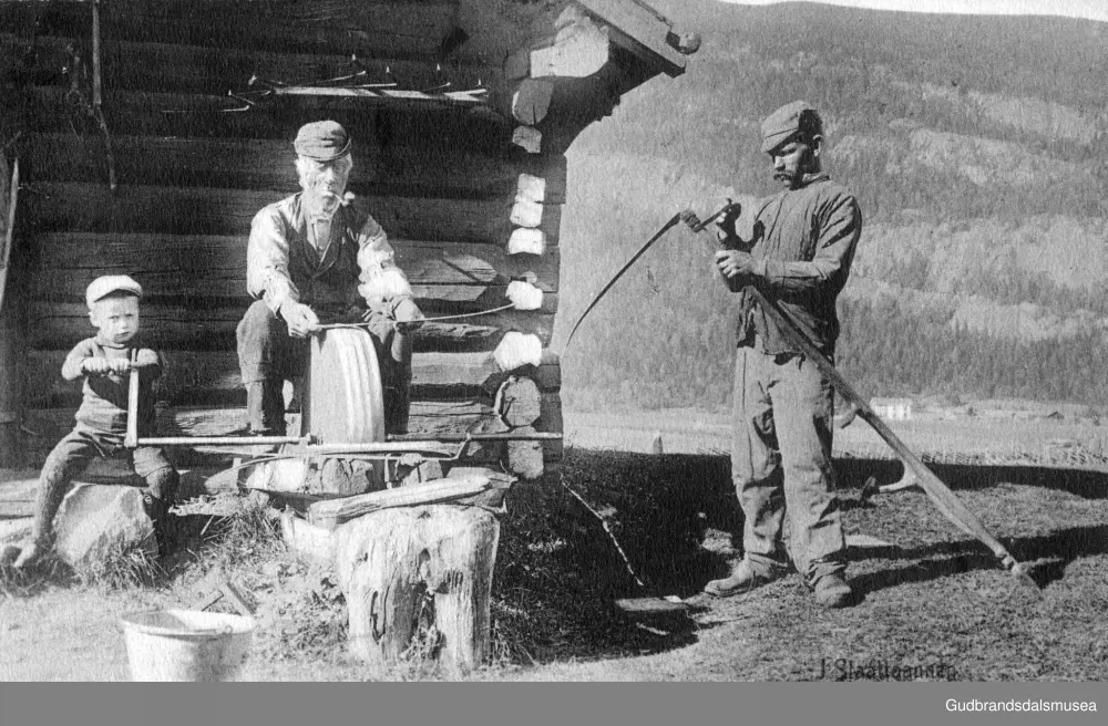 Sliping og vøling av ljå.