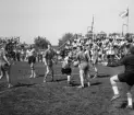 Rafflande moment i Utehandbolls-SM där IF SAAB tog emot Örebroklubben IF Start. Bland spelarna är den reslige Stig Lennart Olsson lätt igenkännlig. Vi kan dock inte delge var i Linköping matchen spelades. Maj 1963.