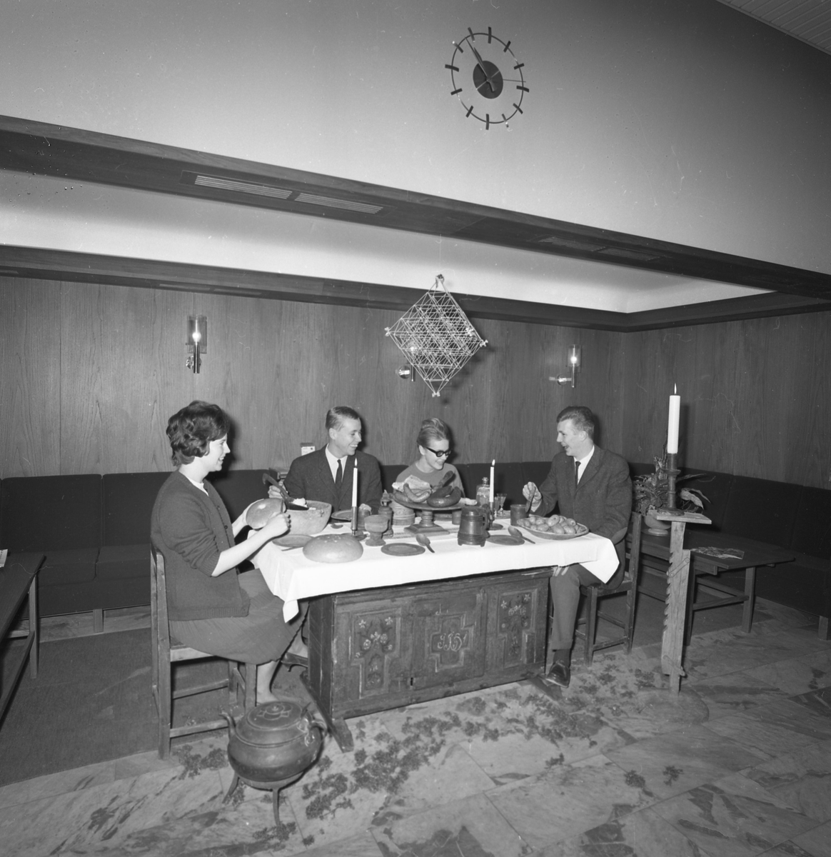 Julbord i allmogestil på Göteborgs bank. Bröd, gröt, korvar och potatis är uppdukat i skålar och fat av trä. Även tallrikar, stop, bägare och andra föremål är av trä. På golvet står en stor kopparpanna och till höger en höj- och sänkbar piedestal. Över bordet hänger en "oro", en sorts takkrona av halm eller vass. Bild 1: Museichef Bengt-Arne Person t h slår upp i snapsglasen åt bankdirektör H Reich t v. Bild 2: Fyra ungdomar kring julbordet.
(Se även bildnr G1036-1037.)

Oroar tillverkades som skydd mot onda andar och hängdes förr över bordet eller barnens sängar. Man gjorde också särskilda kronor till bröllop. Bäst var att hänga upp oron i ett kvinnohår så den kom i rörelse vid minsta drag och därmed snärjde in eventuella onda andar. Oron dekorerades på olika sätt med vad man råkade ha, t ex tygbitar, garn eller papper. I Finland kallas denna hantverkstradition för Himmeli.