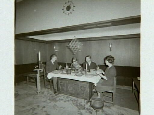 Julbord i allmogestil på Göteborgs bank. Bröd, gröt, korvar och potatis är uppdukat i skålar och fat av trä. Även tallrikar, stop, bägare och andra föremål är av trä. På golvet står en stor kopparpanna och till höger en höj- och sänkbar piedestal. Över bordet hänger en "oro", en sorts takkrona av halm eller vass. Bild 1: Museichef Bengt-Arne Person t h slår upp i snapsglasen åt bankdirektör H Reich t v. Bild 2: Fyra ungdomar kring julbordet.
(Se även bildnr G1036-1037.)

Oroar tillverkades som skydd mot onda andar och hängdes förr över bordet eller barnens sängar. Man gjorde också särskilda kronor till bröllop. Bäst var att hänga upp oron i ett kvinnohår så den kom i rörelse vid minsta drag och därmed snärjde in eventuella onda andar. Oron dekorerades på olika sätt med vad man råkade ha, t ex tygbitar, garn eller papper. I Finland kallas denna hantverkstradition för Himmeli.