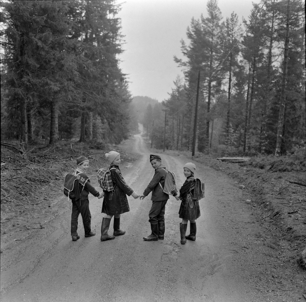 Små barn fra Bymarka har opptil 16 kilometer skolevei i all slags vær