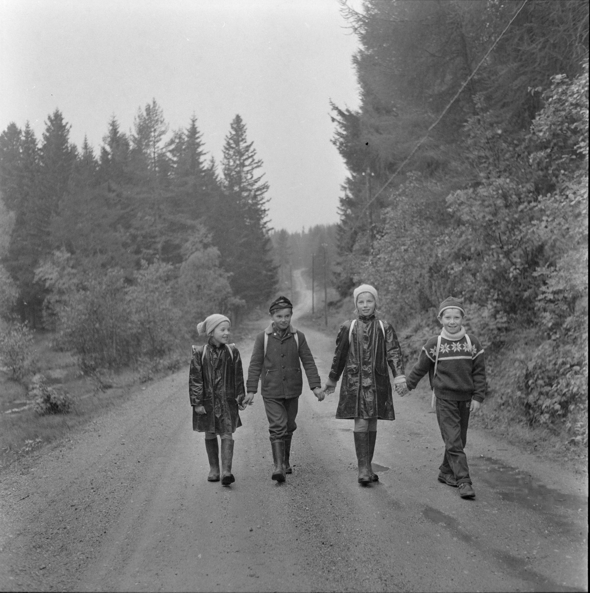 Små barn fra Bymarka har opptil 16 kilometer skolevei i all slags vær