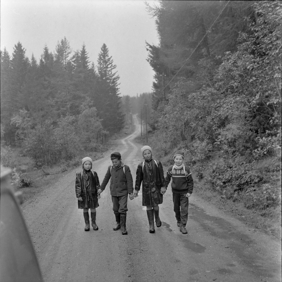 Små barn fra Bymarka har opptil 16 kilometer skolevei i all slags vær