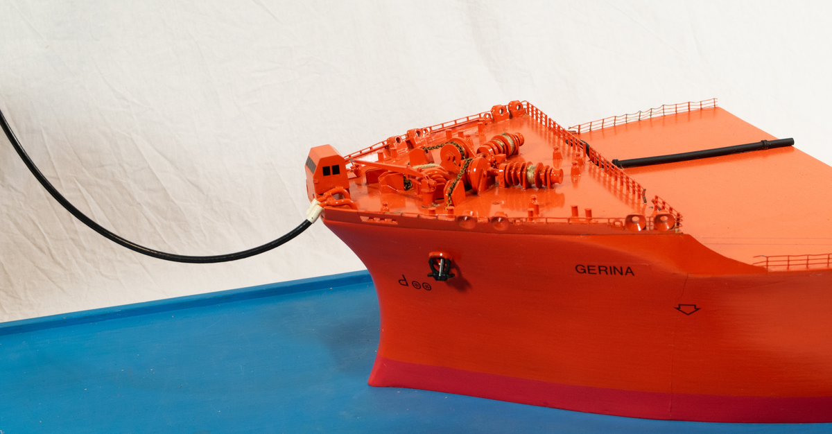 Forpart oljetanker og SPM, illustrerer lasting av olje. Montert på rektangulær plate som fungerer som bunn i reisekasse.