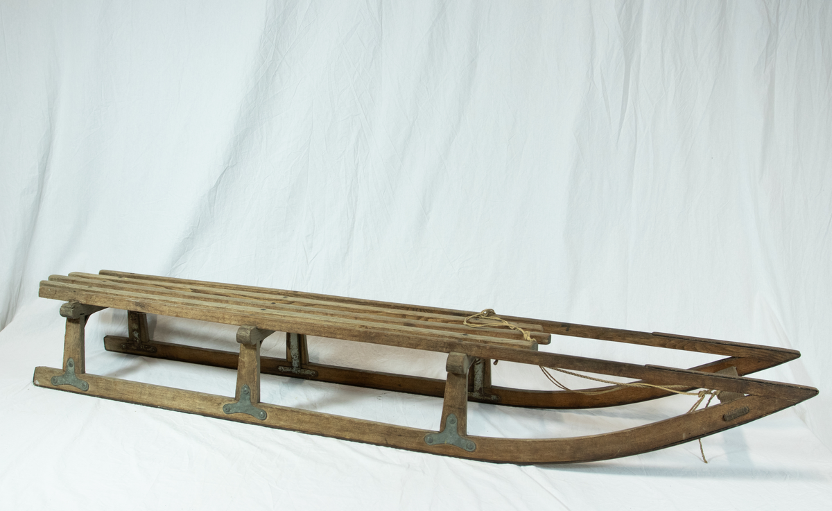 Form: 2 meier, 5 trespiler (sete), 2 spisser front
