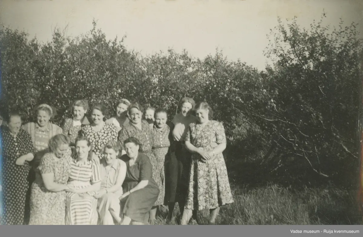 Møte i Krampenes Sanitetsforening i Fossehytta. Fra venstre; Lotte Rushfeldt, Gerda Ananiassen, bak Åse Stock, Gudrun Stock, Vally Rushfeldt, Anna Rushfeldt, Nanna Rushfeldt, Sigrid Kvalvik. Foran Klara Ananiassen, Kirsten Pleym, Gunvor Rushfeldt, Alfine Stock.
