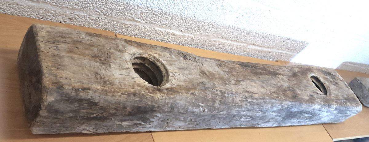 Jekteskrue i tre. Eitt sett i fire delar:
To gjenga tre-skruar og to trestykke. Det største (øvste når delane er sett i saman) trestykket har to gjenga hol. Det minste (underste) trestykket har to groper (skålforma) på kvar side med ulik avstand mellom.
Det er ein kross på det eine skruehovudet og ein strek på det andre. Det er same sort strek og kross ved sida av kvart skruehol, slik at ein veit kor skruane passar inn.
Skruane skal gjennom kvart sitt gjenga hol i øvste trestykket. På underste trestykket står skrue-endane ned i kvar si grop.
Gropene på eine sida av underste stykke har same avstand mellom senter-senter som hola i det øvste stykke i dette settet, og dess to delane passar saman. Gropene på andre sida har då, vore brukt som "understykke" til eit anna sett jekteskrue.
