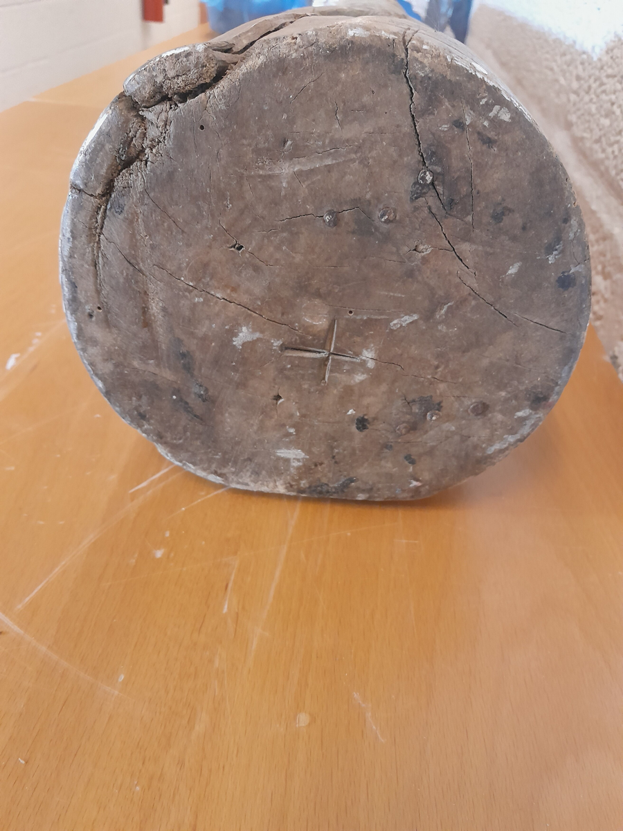 Jekteskrue i tre. Eitt sett i fire delar:
To gjenga tre-skruar og to trestykke. Det største (øvste når delane er sett i saman) trestykket har to gjenga hol. Det minste (underste) trestykket har to groper (skålforma) på kvar side med ulik avstand mellom.
Det er ein kross på det eine skruehovudet og ein strek på det andre. Det er same sort strek og kross ved sida av kvart skruehol, slik at ein veit kor skruane passar inn.
Skruane skal gjennom kvart sitt gjenga hol i øvste trestykket. På underste trestykket står skrue-endane ned i kvar si grop.
Gropene på eine sida av underste stykke har same avstand mellom senter-senter som hola i det øvste stykke i dette settet, og dess to delane passar saman. Gropene på andre sida har då, vore brukt som "understykke" til eit anna sett jekteskrue.