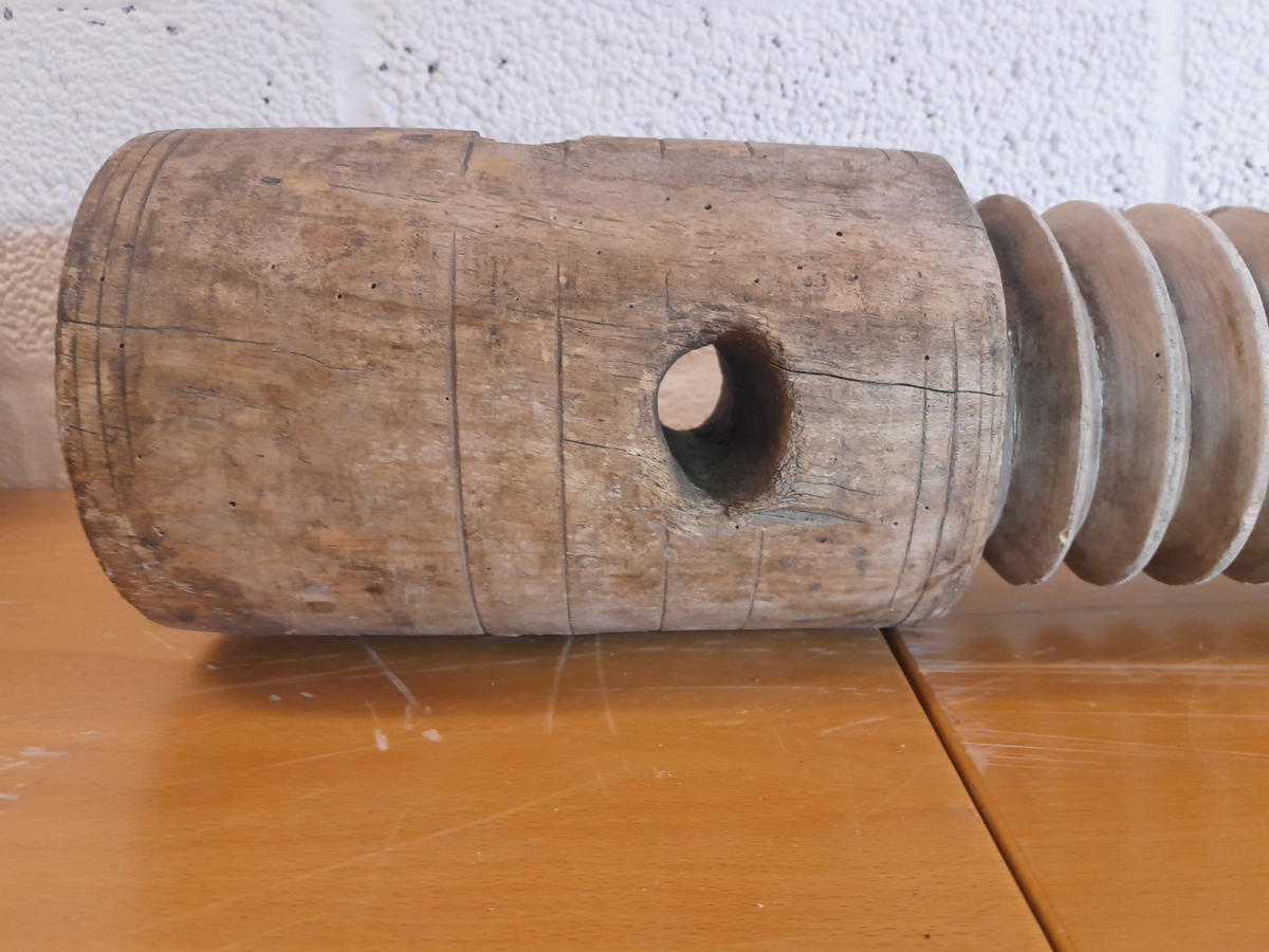 Jekteskrue i tre. Eitt sett i fire delar:
To gjenga tre-skruar og to trestykke. Det største (øvste når delane er sett i saman) trestykket har to gjenga hol. Det minste (underste) trestykket har to groper (skålforma) på kvar side med ulik avstand mellom.
Det er ein kross på det eine skruehovudet og ein strek på det andre. Det er same sort strek og kross ved sida av kvart skruehol, slik at ein veit kor skruane passar inn.
Skruane skal gjennom kvart sitt gjenga hol i øvste trestykket. På underste trestykket står skrue-endane ned i kvar si grop.
Gropene på eine sida av underste stykke har same avstand mellom senter-senter som hola i det øvste stykke i dette settet, og dess to delane passar saman. Gropene på andre sida har då, vore brukt som "understykke" til eit anna sett jekteskrue.
