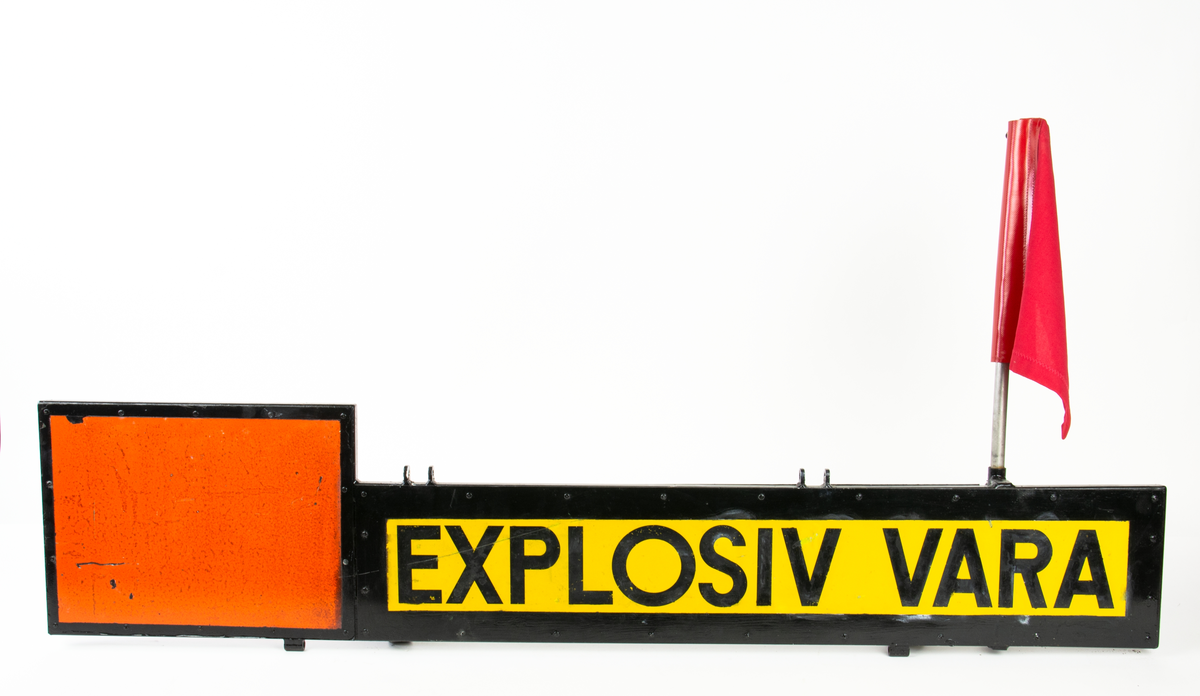 Inlån av 5 stycken föremål från Sprängtekniska museet — Zakrisdalsverken.

Bild 1 och 2: Skylt, Explosiv vara.
Bild 3 och 4: Informationsplansch, Tändmedel.
Bild 5 och 6: Informationsplansch, Vinggranat.
Bild 7 och 8: Informationsplansch, 20 mm patron m/39 och m/39 PV.
Bild 9: Tändhatt och patronhylsa för 9 mm pistolammunition m/39 (en näve av vardera)