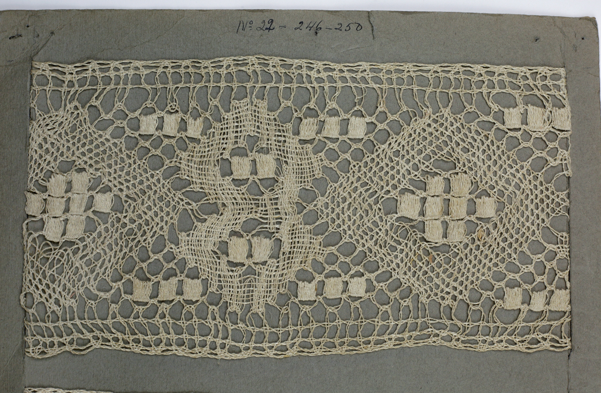 4 st spetsprover av Delsboknyppling i tunnare kvaliteterr, tidigt 1900-tal.
1: 30 pp
2: 29-30 pp
Nr 3 och 4 är av 1500-1600-tals typ. Nûw Modelbuch, tryckt i ZÛrich 1561
3: 22 pp
4: 12 pp