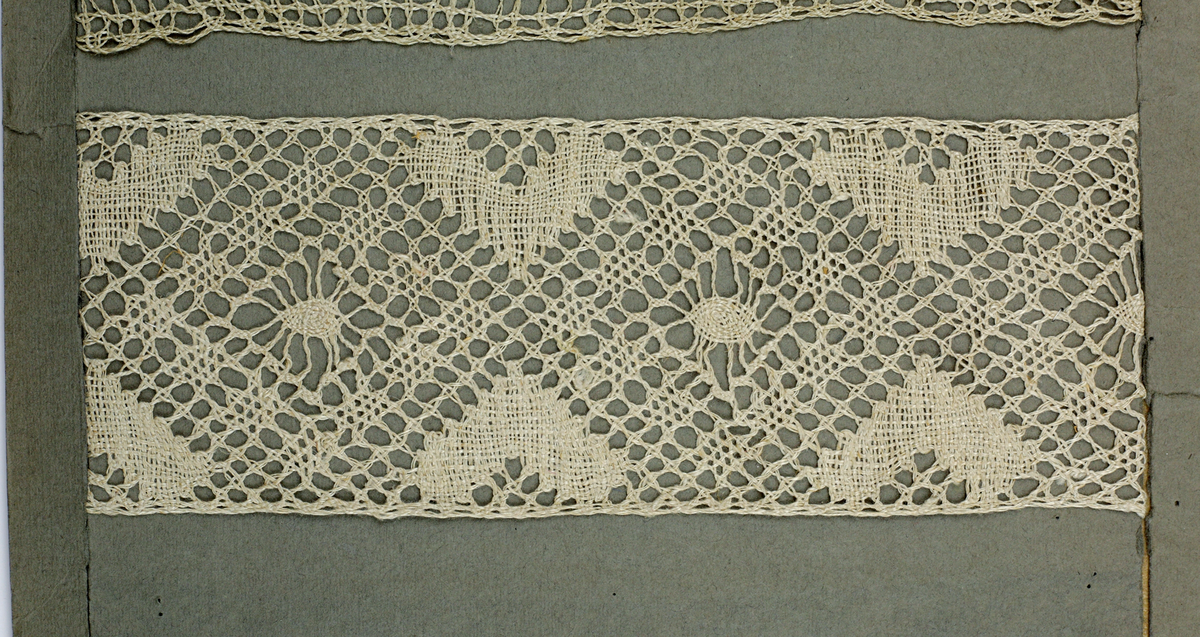 4 st spetsprover av Delsboknyppling i tunnare kvaliteterr, tidigt 1900-tal.
1: 30 pp
2: 29-30 pp
Nr 3 och 4 är av 1500-1600-tals typ. Nûw Modelbuch, tryckt i ZÛrich 1561
3: 22 pp
4: 12 pp