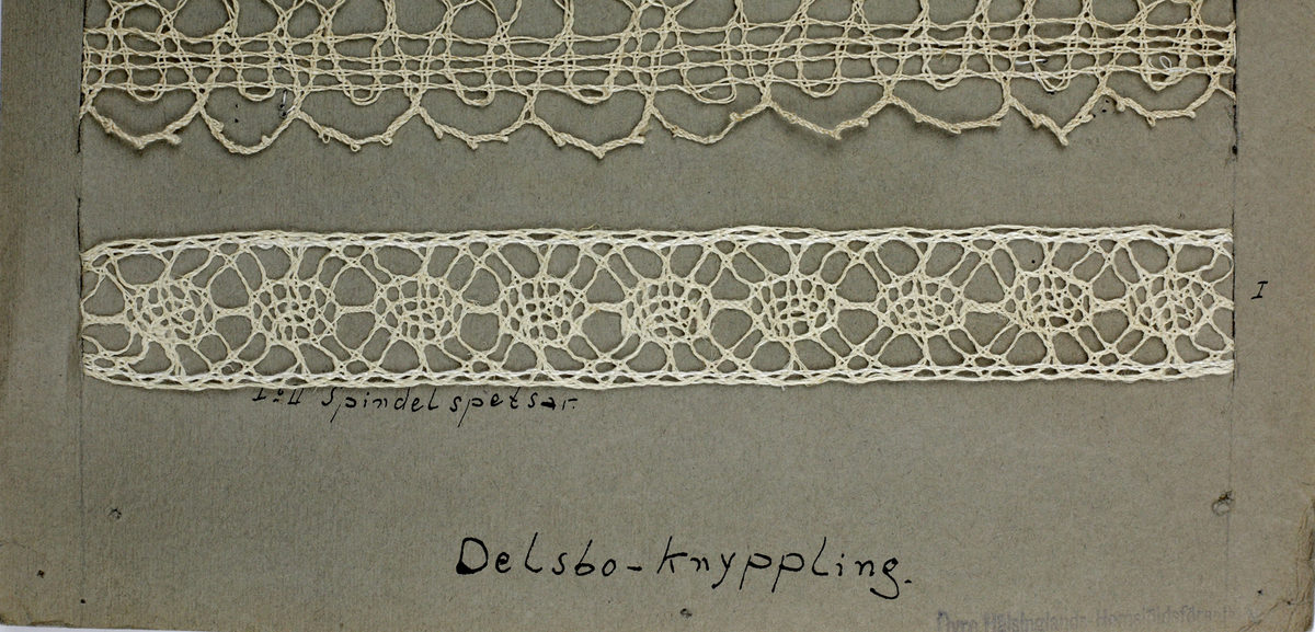 4 st spetsprover av Delsboknyppling i tunnare kvaliteterr, tidigt 1900-tal.
1: 30 pp
2: 29-30 pp
Nr 3 och 4 är av 1500-1600-tals typ. Nûw Modelbuch, tryckt i ZÛrich 1561
3: 22 pp
4: 12 pp