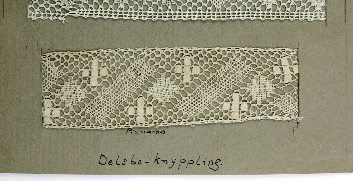 Delsbospetsar, troligen 1900-tal. Bearbetning/inspiration efter gamla förlagor + nykomponering.
1: 20 pp + 4 pp kontur.  Inspirerat av svartluvespets, skillnaden är att här saknas nätbotten.
2:38 pp. Nykomposition enl Delsbotradition, finns lika i Vadstena. Spetsen knypplad av Anna Rudolphi 1924. AR arbetade som lärare på Rodenstamska kolan.
3: 29 pp. Inspiration efter gammal Delsbospets.
4: 24 pp, finns även i Vadstena.