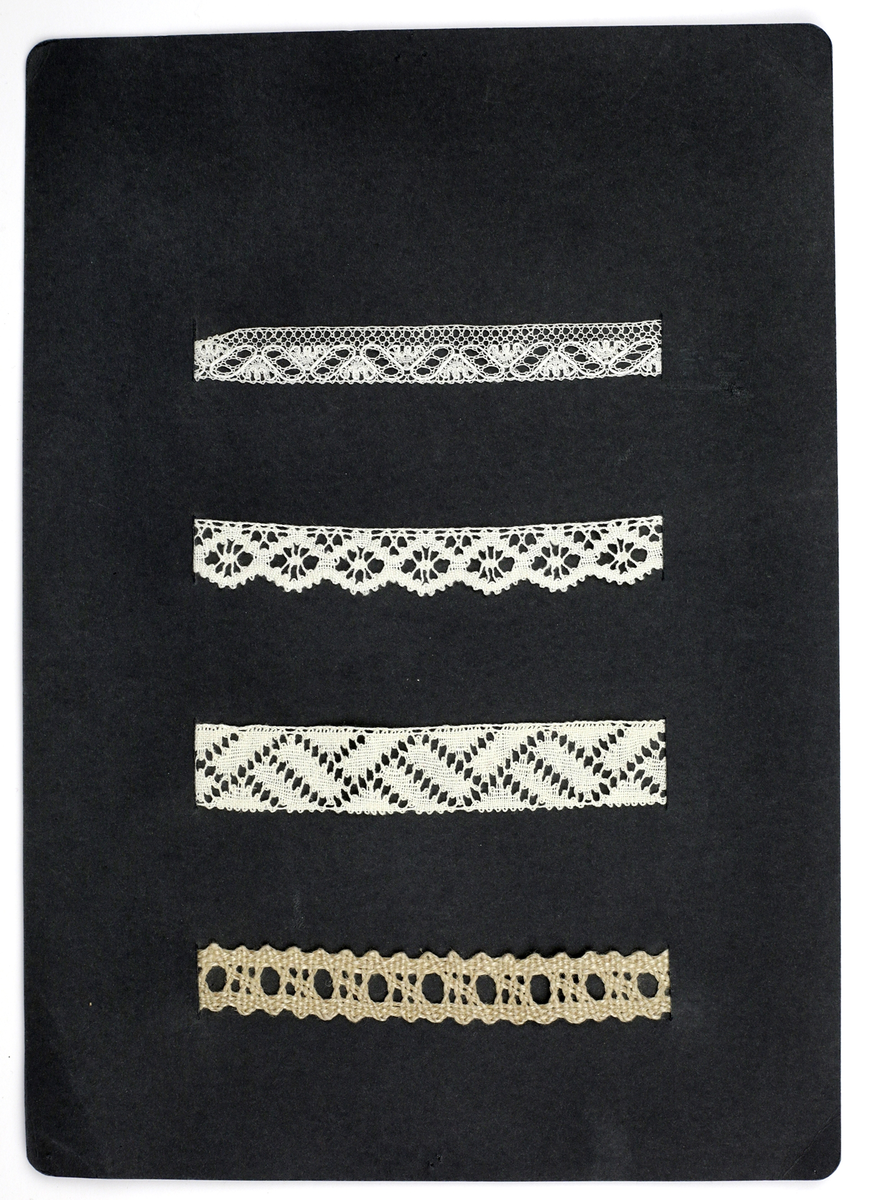 4 st spetsprover av Vadstenatyp.
1: Näsduksspetts Skänninge-hjärtan, gammalt mönster
2: Spindeludd, gammalt mönster
3: Lekatten - komponerat av Sten Kauppi
4: Lilla Pandora -  bearbetad spets, Livrustkammaren guld 160x (Modedockan)