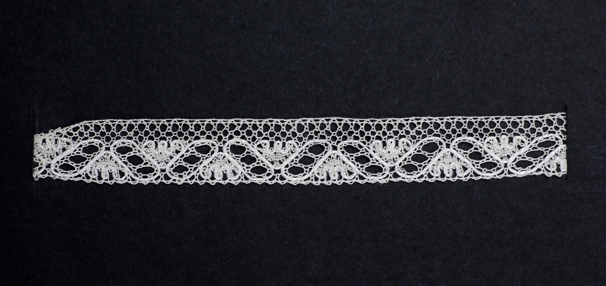 4 st spetsprover av Vadstenatyp.
1: Näsduksspetts Skänninge-hjärtan, gammalt mönster
2: Spindeludd, gammalt mönster
3: Lekatten - komponerat av Sten Kauppi
4: Lilla Pandora -  bearbetad spets, Livrustkammaren guld 160x (Modedockan)