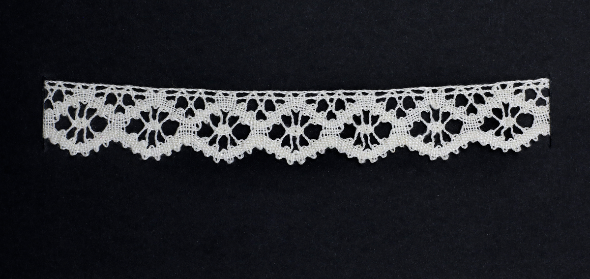 4 st spetsprover av Vadstenatyp.
1: Näsduksspetts Skänninge-hjärtan, gammalt mönster
2: Spindeludd, gammalt mönster
3: Lekatten - komponerat av Sten Kauppi
4: Lilla Pandora -  bearbetad spets, Livrustkammaren guld 160x (Modedockan)