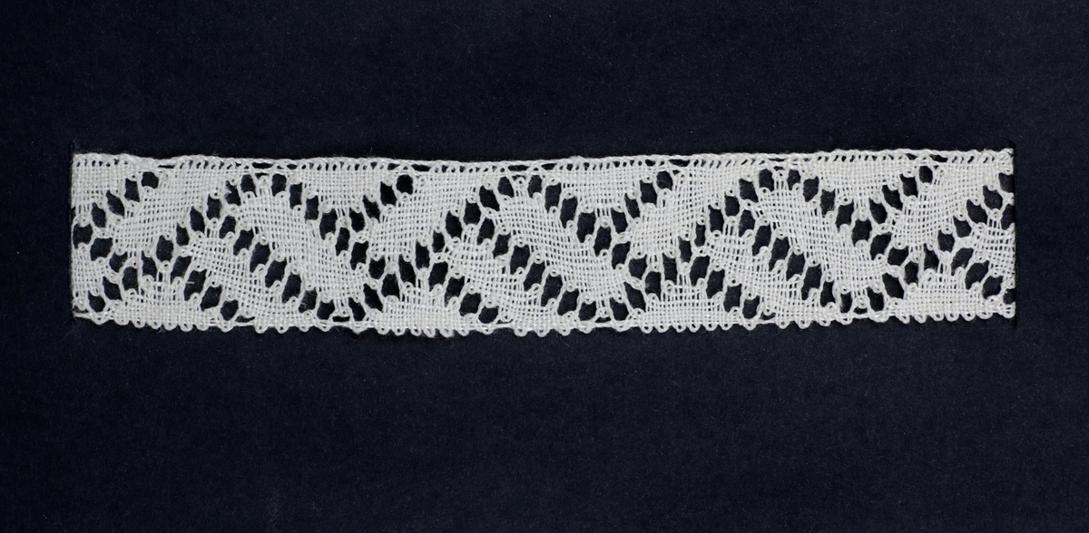 4 st spetsprover av Vadstenatyp.
1: Näsduksspetts Skänninge-hjärtan, gammalt mönster
2: Spindeludd, gammalt mönster
3: Lekatten - komponerat av Sten Kauppi
4: Lilla Pandora -  bearbetad spets, Livrustkammaren guld 160x (Modedockan)