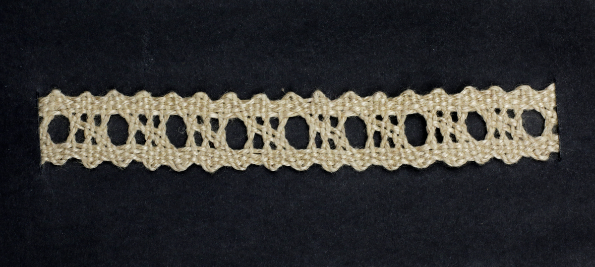 4 st spetsprover av Vadstenatyp.
1: Näsduksspetts Skänninge-hjärtan, gammalt mönster
2: Spindeludd, gammalt mönster
3: Lekatten - komponerat av Sten Kauppi
4: Lilla Pandora -  bearbetad spets, Livrustkammaren guld 160x (Modedockan)