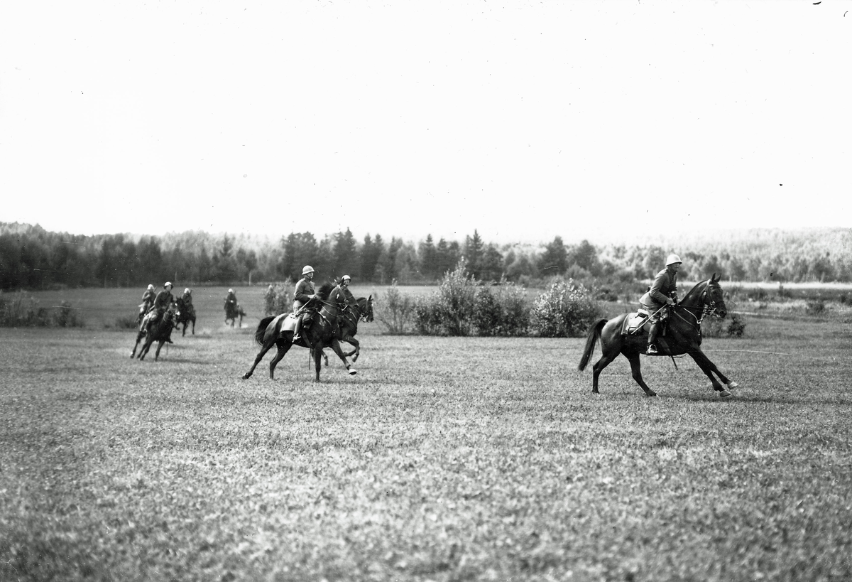 K 3 patrullfälttävlan om Kamratföreningens vandringspris år 1934. Livskvadrons patrull, löjtnant S von Essen, terrängritt.