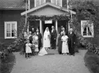 Den 16 juni 1931 vigdes Karl Södergren och Ellen född Andersson. Brudparet står här tillsammans med släkt framför brudens barndomshem Fruhammarstorp i Norra Vi, Ydre. Karl är bördig från Södra Vi. Inom ett fåtal år kommer paret att ta över arrendet av Fruhammarstorp.