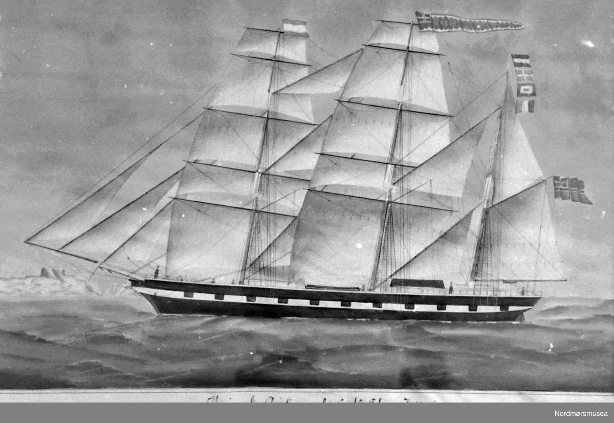 Skutebilde. «Marie of Christiansund. Capt. Johan Kjørsvig.» Reprofotografiet er bestilt av fru skolebestyrer Røseth. Reprofotograf er Nils Williams.