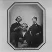 Daguerreotyp. Porträtt av Industriidkaren Salomon, Ludvig Lamm (1786-1857) med sönerna Jacques (1817-1891) och Martin (1824-1878). Bilden är tagen när Jacques arbetade i firman Cail & Co.