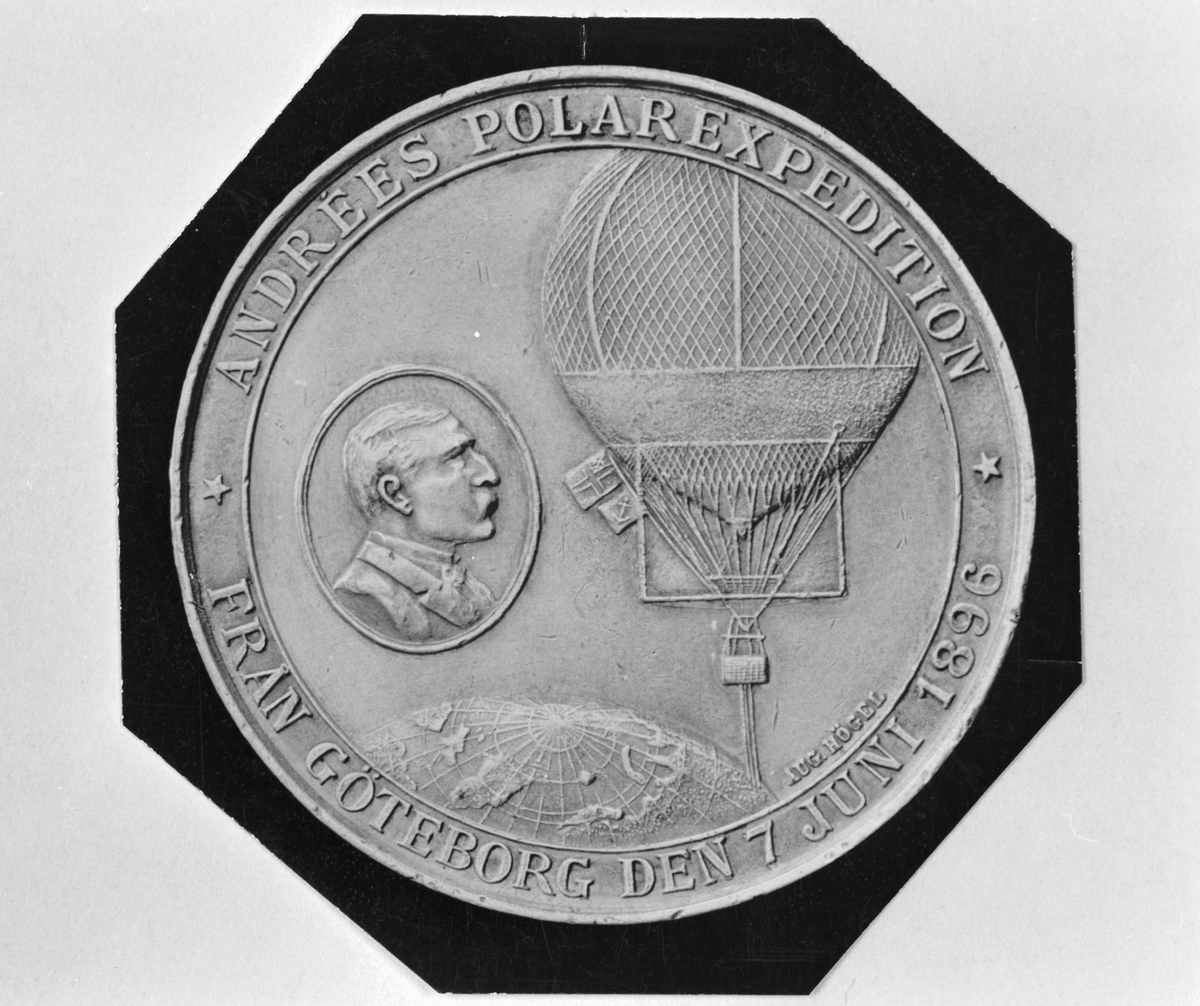 Andrées-polarexpedition. Medalj slagen av Aug. Högel. Profil-porträtt av Andrée och nordpolsballongen "Örnen".
