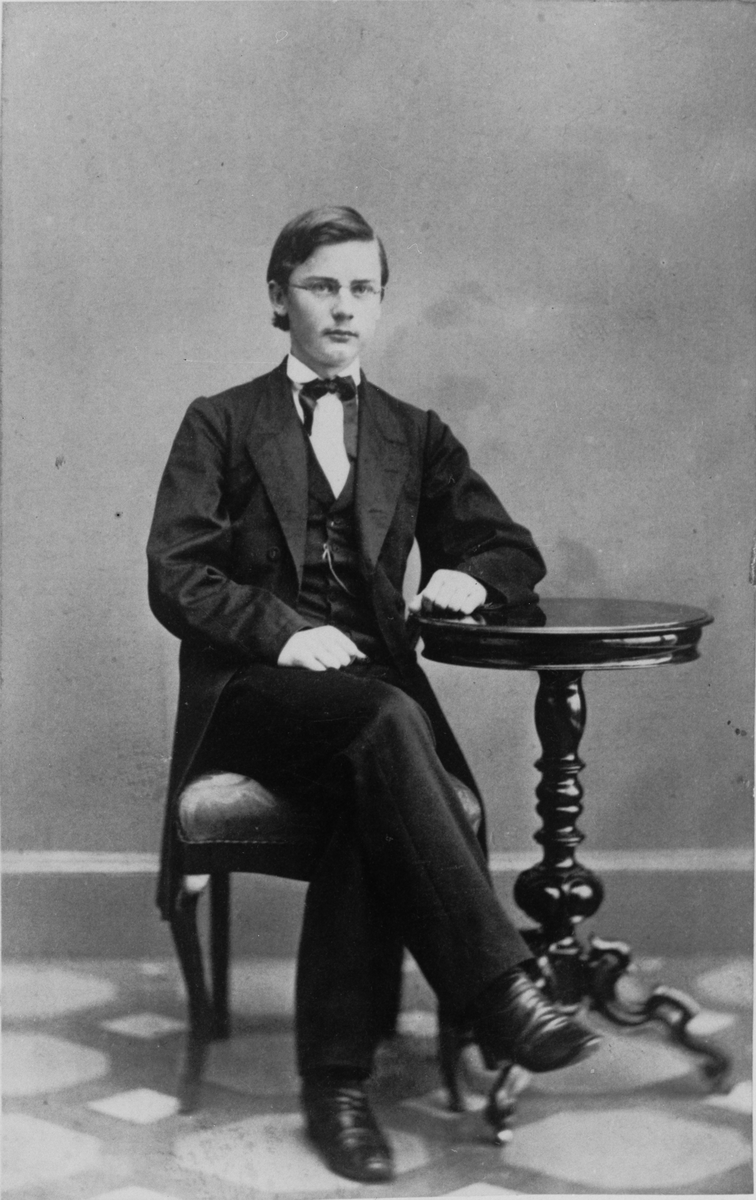 Porträtt av Gustav de Laval, i helfigur, fotograferad i Falun juldagen 1863.