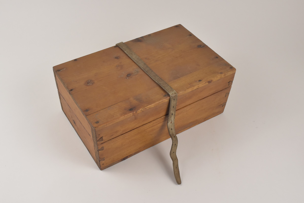 Treskrin med sinka sammenføyninger. Lokket er festa med to hengsler og sikra med  en skinnreim (belte).