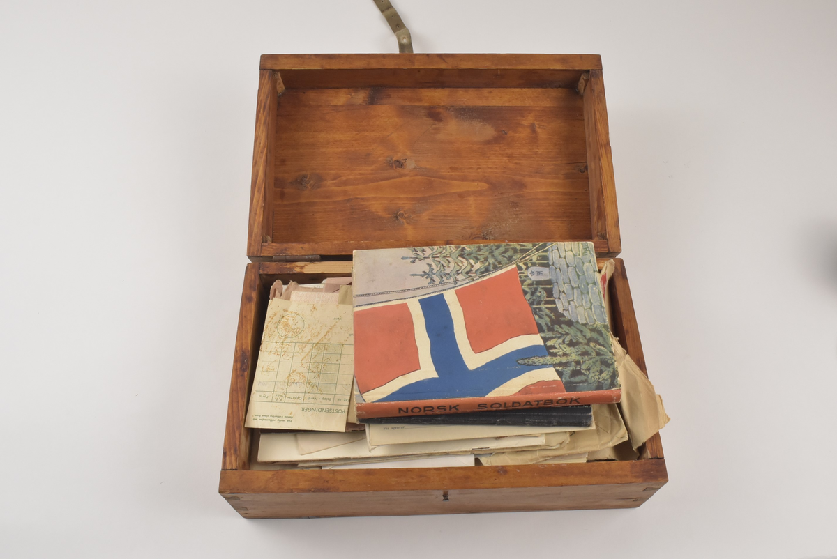 Treskrin med sinka sammenføyninger. Lokket er festa med to hengsler og sikra med  en skinnreim (belte).