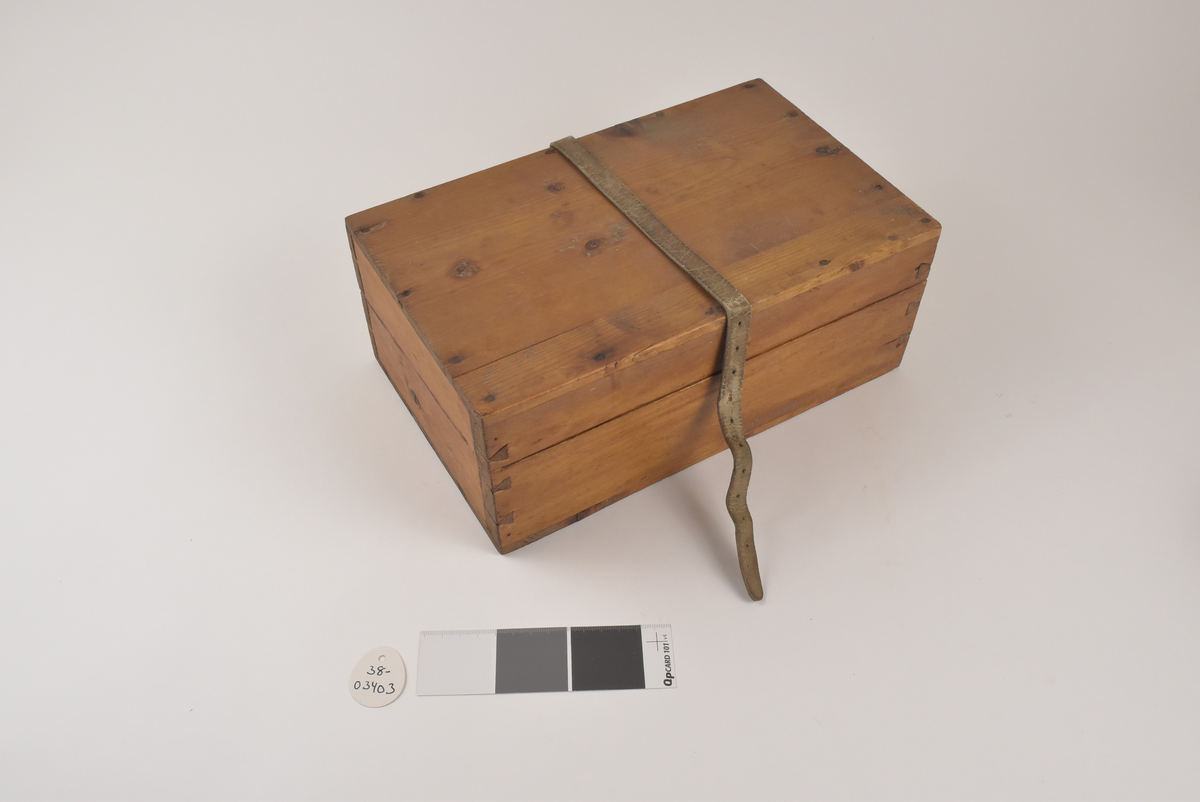 Treskrin med sinka sammenføyninger. Lokket er festa med to hengsler og sikra med  en skinnreim (belte).