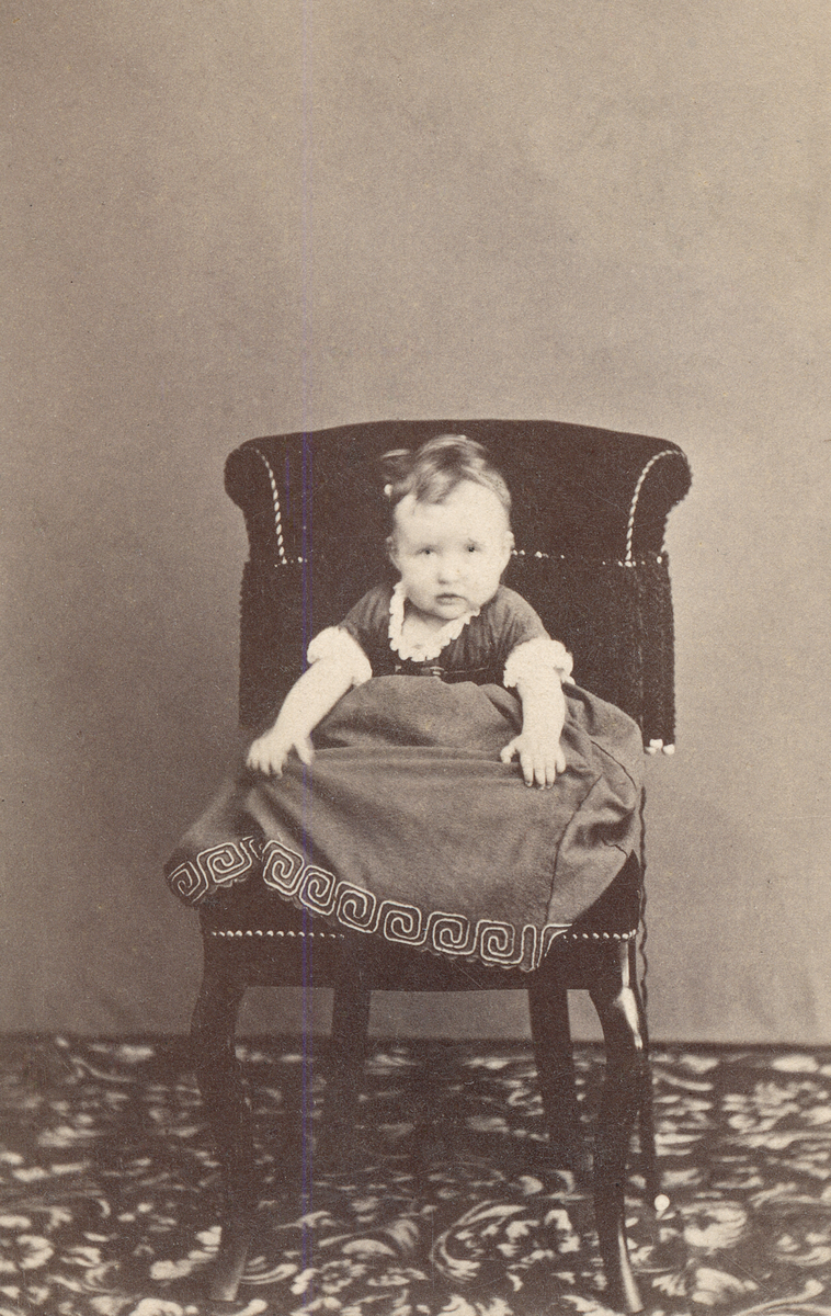 Porträtt av Gurli Linder IV 1866. Stod på hans (Andrées)? skrivbord våren 1894.