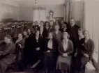 Luleå telefonstation omkr. år 1930.  Gruppbild. Vid växelborden: rtf E. Bjurström, A. Eriksson, lntf E. Krook, E. Pettersson, rtf A. Engström, lntf E. Andersson. Ståede med mktfn. ltf G. Bjurström. Sittande: rtf L Jonsson, D. Dahl, lntf E. Holmkvist, A. Engvall, A. Palmén. Stående i första raden: vf T. Alkvist, tk U. Brodin. Stående i andra raden:  rtf E. Hultqvist, ltf A. Melander, rtf C. Rheborg, H. Vahlgren, lntf V. Friberg, rtf O. Landén.