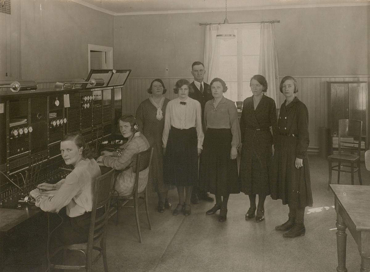 Vilhelmina Telefonsalen. Gruppfoto. 23 jan. 1933. fr.v. ltf Karin Kungsman, ltf Ingeborg Lindholm, ertf Amy Carlsson, eltf Karin Andersson, rp Gottfrid Näsman, tgx Ellen Sundbäck, tgx Terese Barkée, Tgmb Greta Wallberg.