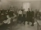 Vilhelmina Telefonsalen. Gruppfoto. 23 jan. 1933. fr.v. ltf Karin Kungsman, ltf Ingeborg Lindholm, ertf Amy Carlsson, eltf Karin Andersson, rp Gottfrid Näsman, tgx Ellen Sundbäck, tgx Terese Barkée, Tgmb Greta Wallberg.