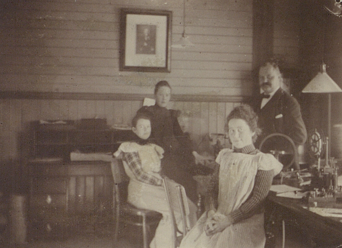 Luleå gamla Telegrafstation år 1900. Interiör.