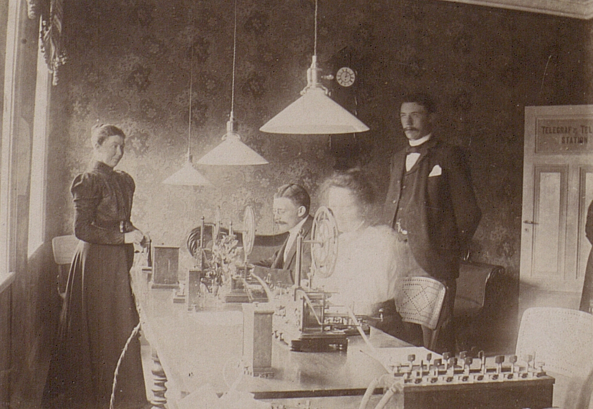 Östersund Telegrafstation år 1899. Interiör.