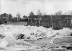 Islossning i Byske älv 27 april 1910. Isen tränger på bron över älven.