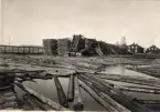 Wifstavarfs AB. Ett av timmeruppfordringsverken den 23 augusti 1902. Fotografiet fick 5:e pris i Svenska Turistföreningens Pristäflan (pristävling) 1902.