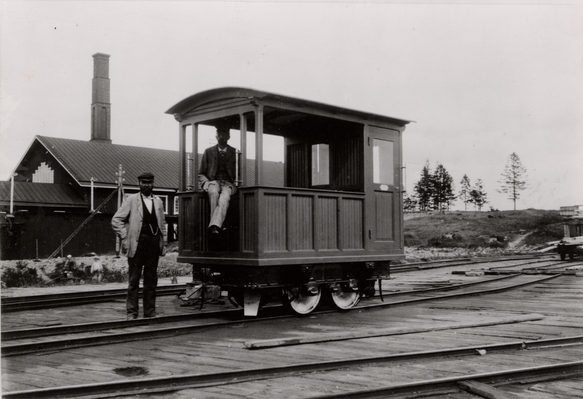 Ackumulatorloket Bore, i sitt slag det första i Sverige. Levererat till
Wifsta Varfs AB i Timrå 1897 från ASEA. I bakgrunden syns hyvleriet på Stora Bölesholmen.