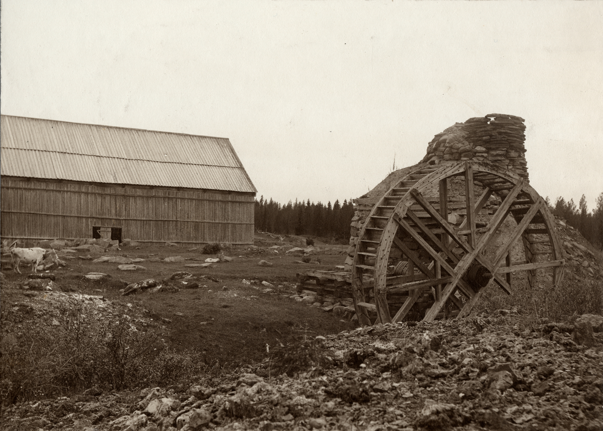 Ruin av gammal masugn i Palokorva, Pajala. Anlades omkring 1650-1700.

Bilden märkt "S.T.F. Fot. Stipendium 1904".