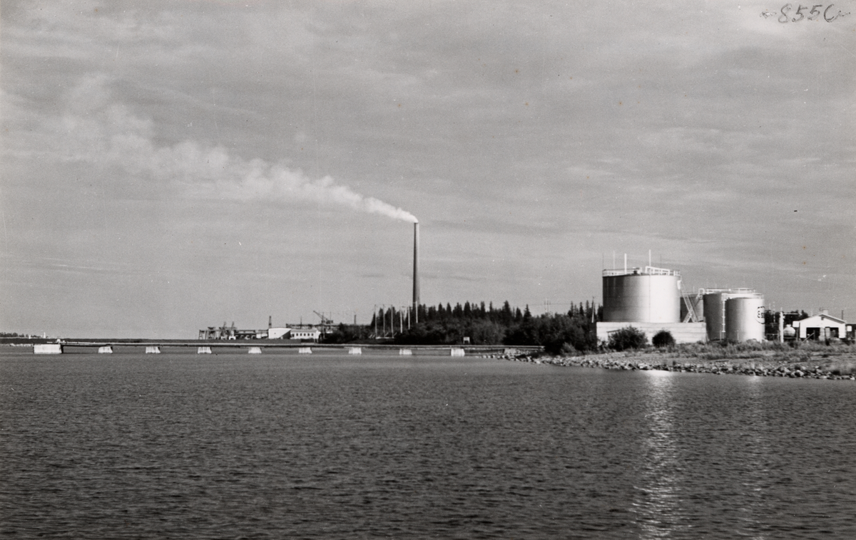 Vy över Rönnskärsverken från Skelleftehamn.
