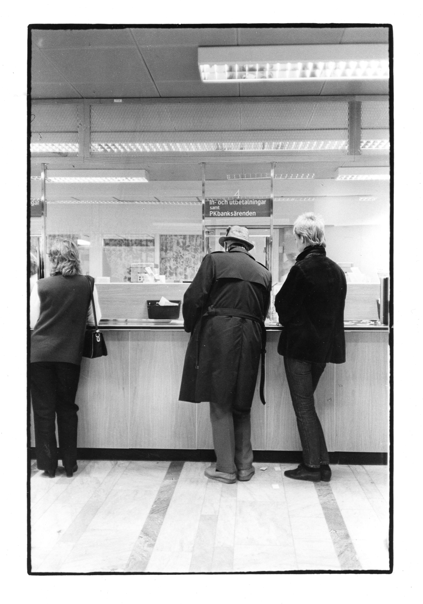 Postkontorsinteriör.
Kassa för in- och utbetalningar samt PK banksärenden.
