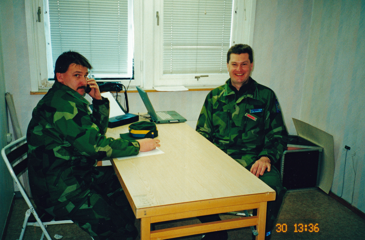 Bataljonsövning vid T 2 i mars 2000. Thomas Süttenbach till vänster och Jarl Franzén till höger.