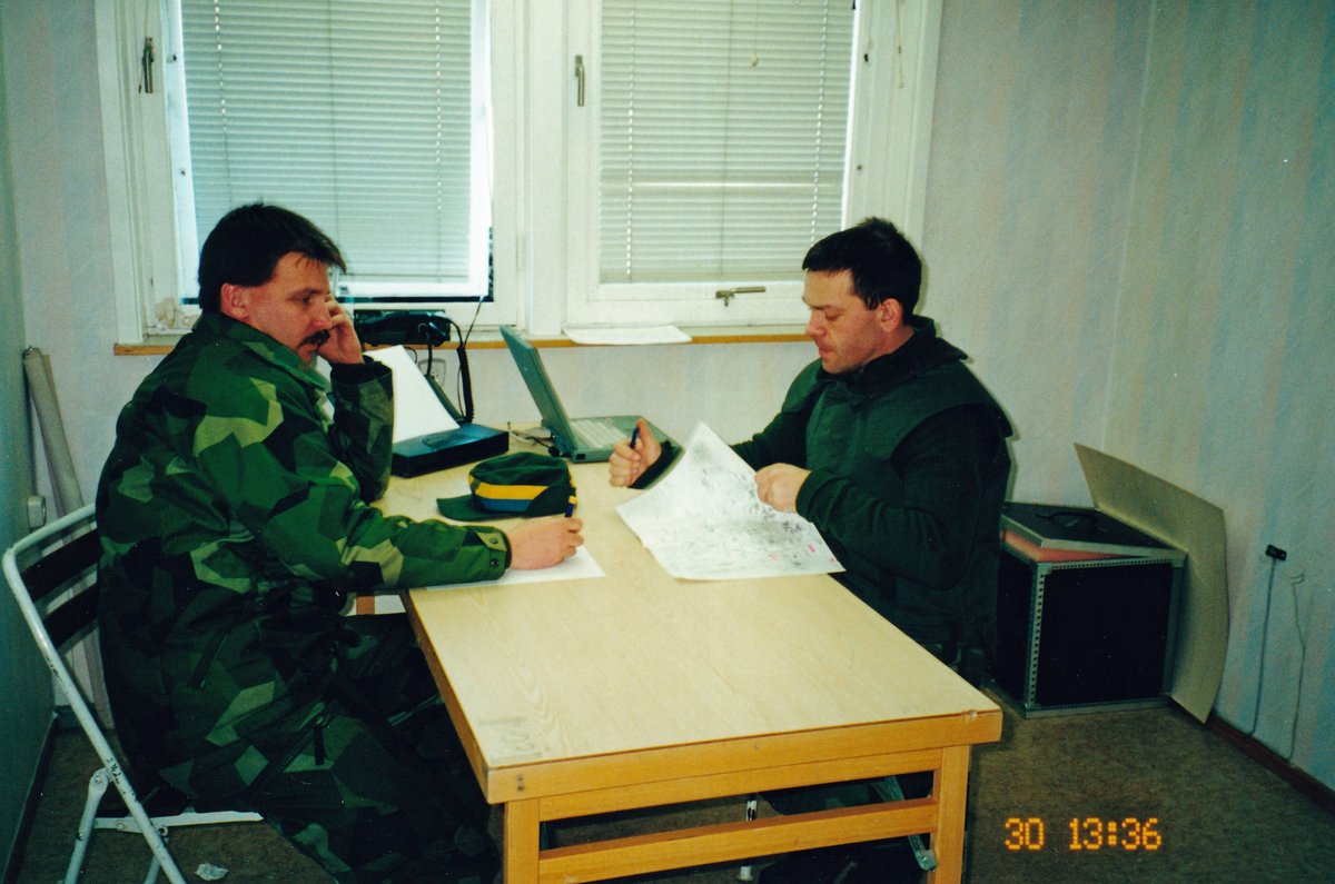 Bataljonsövning vid T 2 i mars 2000. Thomas Süttenbach till vänster.