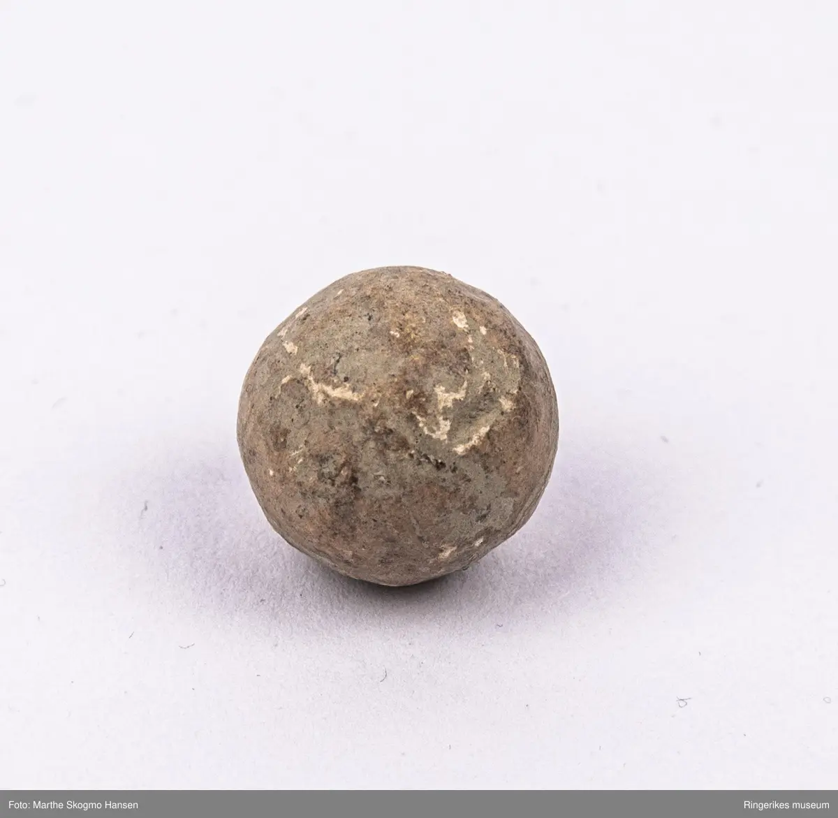 Dette er en 18-lødig muskettkule som aldri har blitt avfyrt

Under den store nordiske krigen, mellom 1700-1721, brukte de Dansk-Norske soldatene denne typen ammunisjon. Kanskje er det en norsk soldat som har mistet den under kampene mot svenskene på Norderhov  i 1716?
 
Kula ble gitt i gave av metalldetektorist Per Sjøli som fant kula på jordet nedenfor Norderhov kirke.